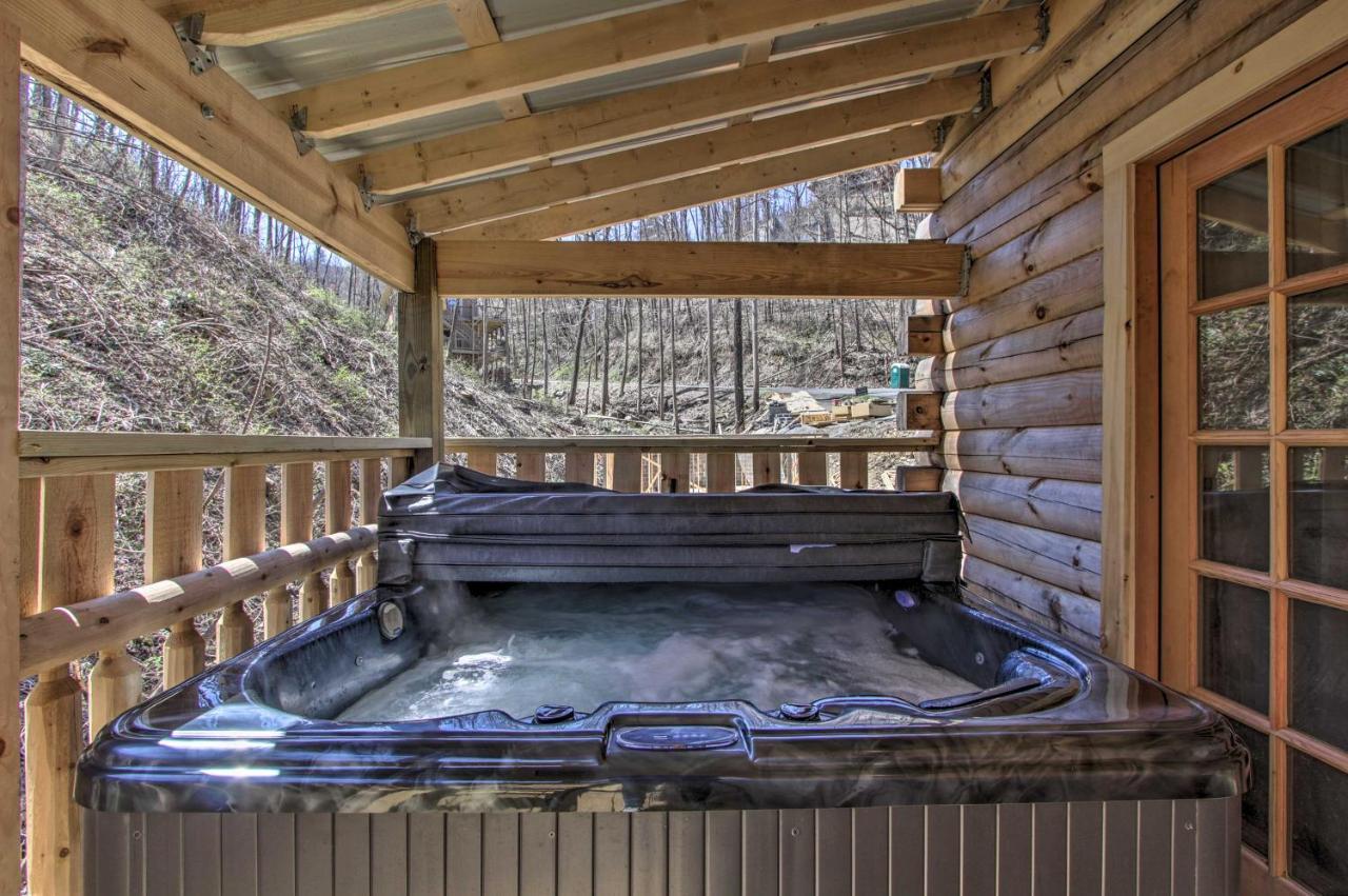 The Phoenix Cabin With Hot Tub In Gatlinburg! Kültér fotó